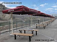 铸铁桌椅和单边伞在旅游景点的应用